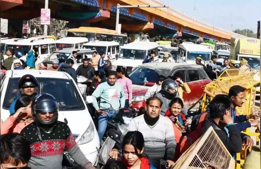 Massive 300-Km Traffic Jam at Maha Kumbh: Vehicles Stuck for Up to 48 Hours