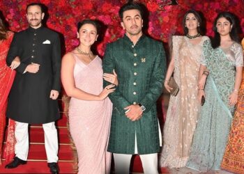 The Kapoor Family Steals the Spotlight at Aadar Jain’s Wedding with a Show-Stopping Dance Performance 🎉💃