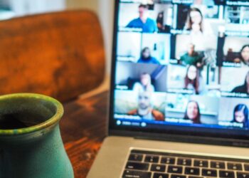 Unmuted and Unstoppable: Employee’s Accidental Concert Steals the Show in Online Meeting 2025