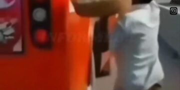 Vendor Chases Bus to Retrieve Payment from Passenger in Viral Video