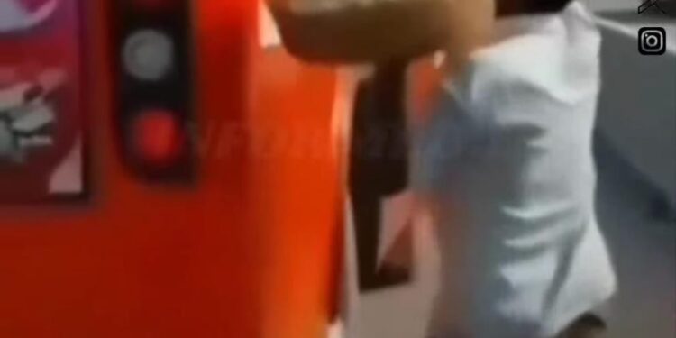 Vendor Chases Bus to Retrieve Payment from Passenger in Viral Video