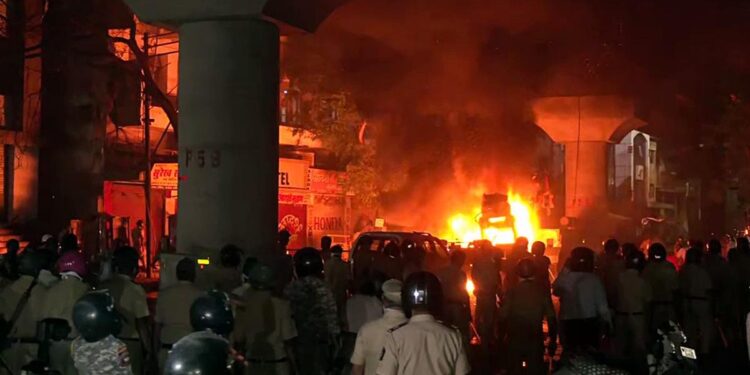 VHP and Bajrang Dal Protests Over Aurangzeb’s Tomb Trigger Night of Chaos in Nagpur