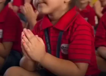 Young Girl’s Soulful Rendition of ‘Itni Shakti Humein Dena Data’ Wins Hearts Online 2025