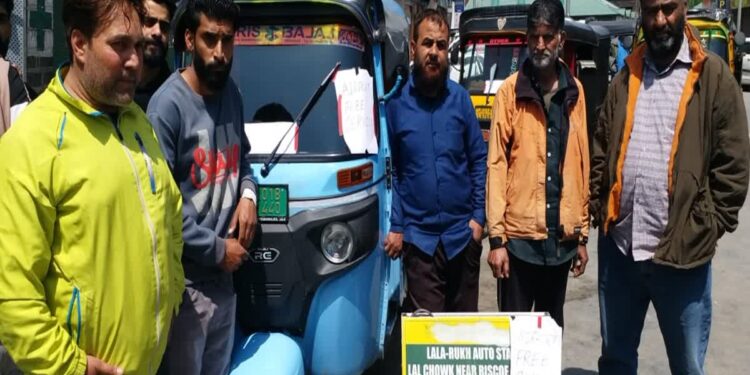 Kashmiriyat in Action: Auto Drivers Unite to Offer Free Rides to Tourists After Pahalgam Tragedy 2025