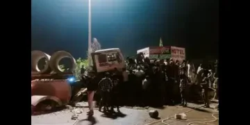 Two Dead and Two Injured in Car-Truck Collision on Delhi-Lucknow Highway, Police Suspect Wrong Turn Due to Google Maps