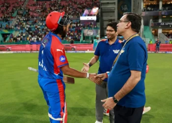 KL Rahul’s Awkward Handshake with Sanjiv Goenka Sparks Buzz After Match-Winning Knock Against LSG