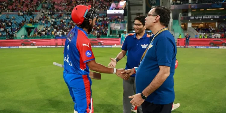 KL Rahul’s Awkward Handshake with Sanjiv Goenka Sparks Buzz After Match-Winning Knock Against LSG