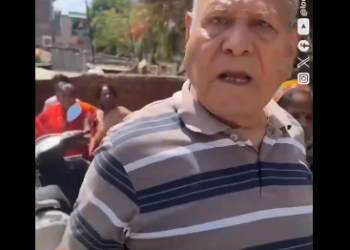 Elderly Man Randomly Smashes Car Windshield in Noida, Walks Away Calmly 2025