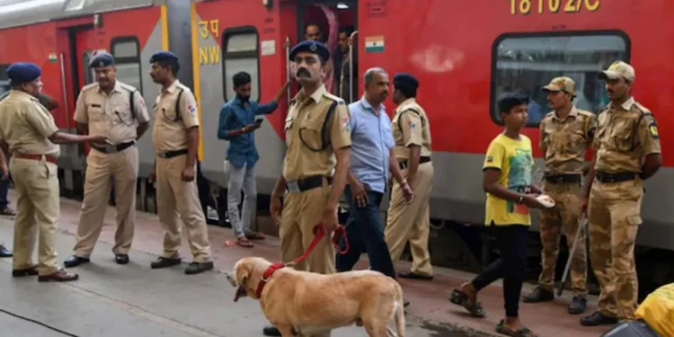 Dog Dragged Along Platform by Moving Rajdhani Express as Owner Tries to Board in Motion 2025