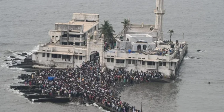 Faith and Unity: Over 300,000 Devotees Gather at Mumbai’s Haji Ali Dargah on Second Day of Eid 2025
