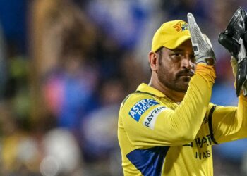 MS Dhoni Still Eyeing Leadership Role? CSK Faces Criticism for Placing Ruturaj Gaikwad in an 'Unsettling' Captaincy Position