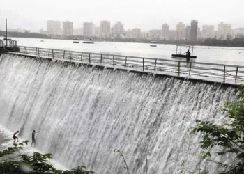 Powai Lake in Mumbai Overflows Following Heavy Rainfall | Watch Visuals 2025