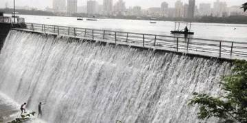 Powai Lake in Mumbai Overflows Following Heavy Rainfall | Watch Visuals 2025