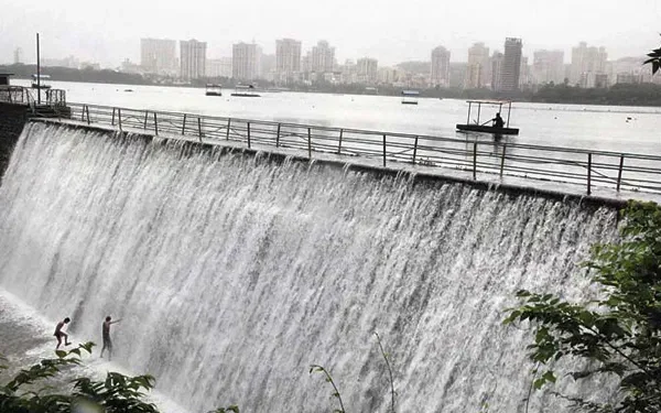 Powai Lake in Mumbai Overflows Following Heavy Rainfall | Watch Visuals 2025