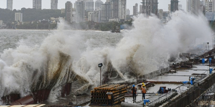 Mumbai Weather Alert: Colaba Records 90mm Above Average Rainfall, City Braces for 4.87m High Tide