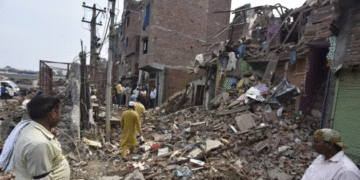 Seelampur Tragedy: 4-Storey Building Collapse in Delhi Leaves 2 Dead, 8 Injured — Rescue Ops Save 12+ Lives