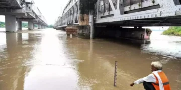 Yamuna Surges Past 207 m in Delhi—Over 7,500 Evacuated as Floodwaters Spread