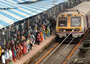 Man Climbs Onto Roof of Mumbai AC Local Train, Suffers Electric Shock – Full Report 2025