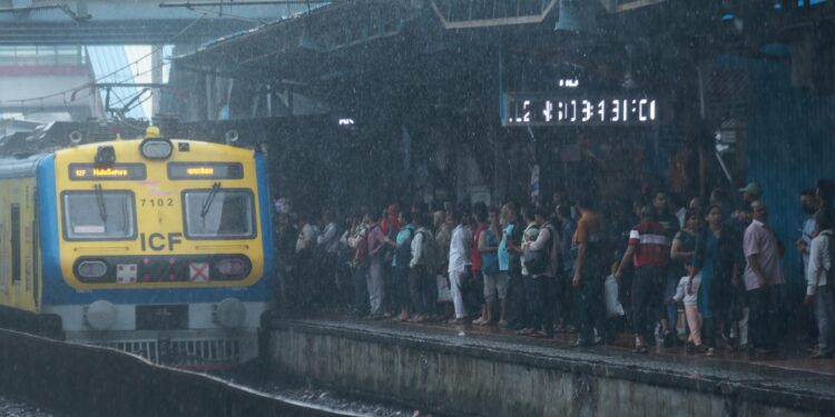 Mumbai Rains LIVE: IMD Issues Red Alert for Mumbai, Thane, Raigad & Palghar — Full Updates 2025