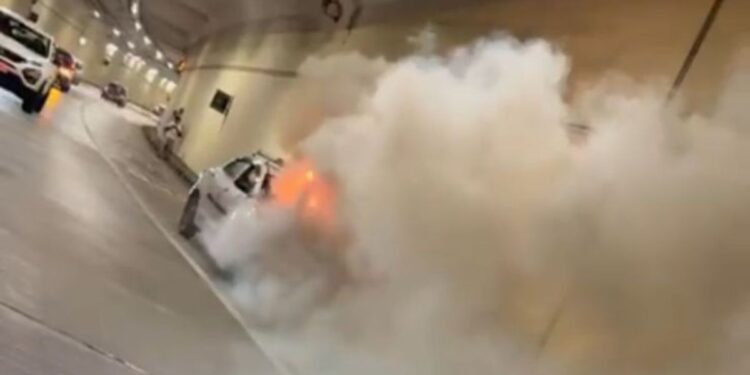 Car Catches Fire Inside Mumbai Coastal Road Tunnel – 1 Hour Traffic Disruption 2025