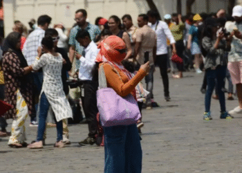 Mumbai weather updates: Temperatures soar past 34 degrees Celsius amid dry and humid conditions