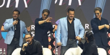 Aamir Khan disappointed as Shah Rukh Khan interrupts his song midway? Fans say: ‘He wanted to sing for longer'
