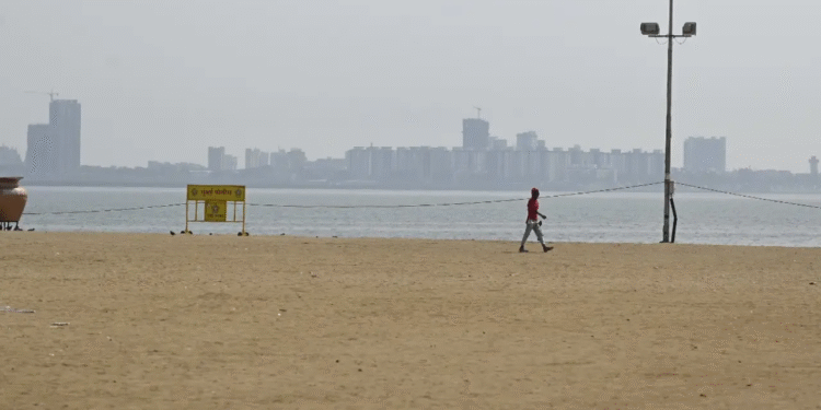 Mumbai weather updates: City records moderate air quality, hot and humid conditions persist