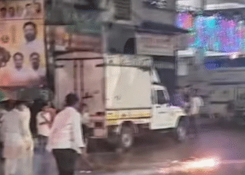Navi Mumbai: Youths Fire Rockets Sideways, Burst Crackers In Hand On Busy Koparkhairane Road; Viral Video Sparks Safety Concerns