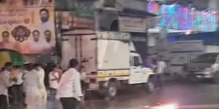 Navi Mumbai: Youths Fire Rockets Sideways, Burst Crackers In Hand On Busy Koparkhairane Road; Viral Video Sparks Safety Concerns