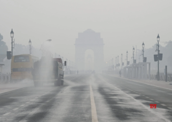 Low Visibility Alert: Delhi Wakes Up To Dense Fog And 'Severe' AQI - Trains, Flights Delayed | Check IMD Alert