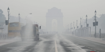 Low Visibility Alert: Delhi Wakes Up To Dense Fog And 'Severe' AQI - Trains, Flights Delayed | Check IMD Alert