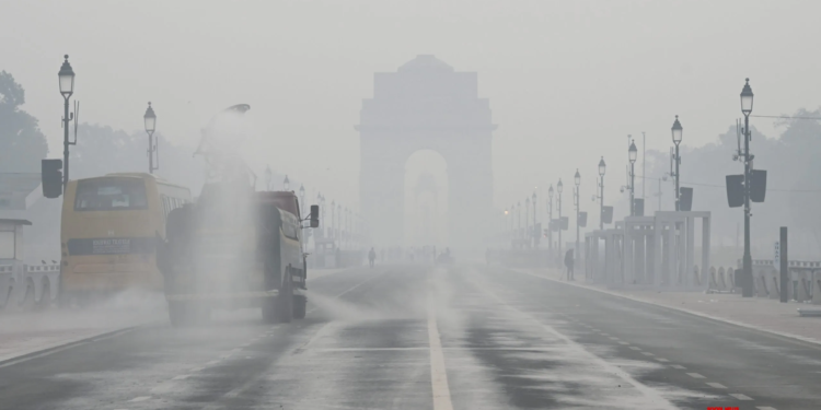 Low Visibility Alert: Delhi Wakes Up To Dense Fog And 'Severe' AQI - Trains, Flights Delayed | Check IMD Alert
